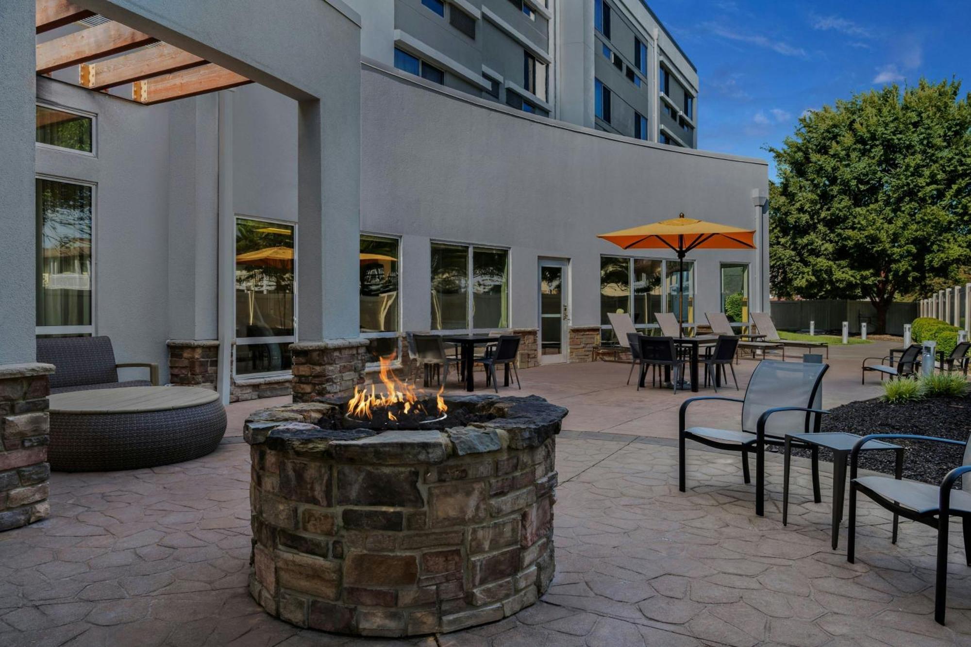 Hotel Courtyard By Marriott East Evansville